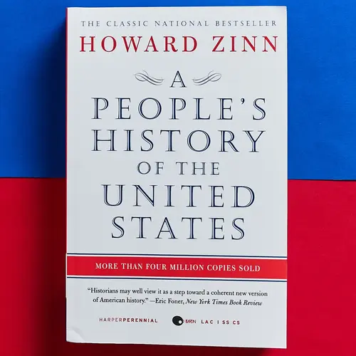 A People's History of the United States by Howard Zinn [Paperback Book] Discover the Untold Stories That Shaped Modern America – A Must-Read Journey Through History!