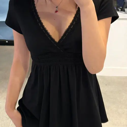 Women's Solid Black V-Neck Short-Sleeve A-Line Fitted T-Shirt, Lace Patchwork Y2K Harajuku Style Casual Top for Spring and Summer