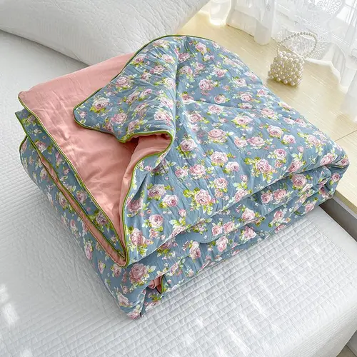 Small Floral Print Bed Blanket, Rose Garden Pattern Ultra Soft Skin-Friendly All-Season Quilt, Ideal for Girl's Bedroom and Living Room