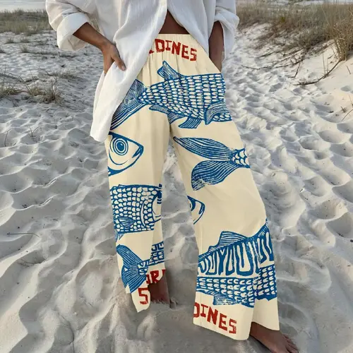 New Arrival: 30% linen and 70% rayon. Wide-leg trousers featuring a sardine print in Ukiyo-e style and an elastic waistband—perfect for a comfortable vacation look.