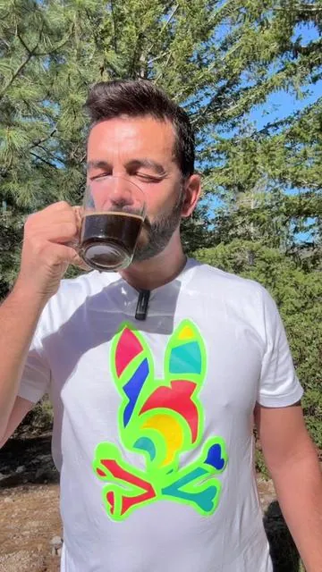 Este cafe que tengo en mis manos no es un cafe cualquiera, es un cafe super poderoso, que trae una mezcla de 10 hongos considerados súper alimentos, que están llenos de beneficios para la salud. Por ejemplo, el hongo llamado melena de león, ayuda a mejorar procesos del cerebro cómo la atención, la memoria, el lenguaje, la toma de decisiones, y estimula el crecimiento de nuevas neuronas. Este cafe también incluye un hongo llamado Cordyceps, conocido por mejorar la energía, la resistencia y el rendimiento mental.  También incluye chaga, Reishi y otros hongos ricos en antioxidantes, que refuerzan el sistema inmune, reducen el estrés y la ansiedad, mejoran la calidad del sueño, apoyan la salud del hígado, la salud cardiovascular, la salud digestiva, regulan los niveles de azúcar en la sangre, en fin… Oh, y ALGO MUUUY IMPORTANTE: este café incluye dos hongos muy especiales, el Maitake y el Mesima, que según se dice pueden ayudar a pacientes con cancer. Y ya lo sabes, si vives en Estados Unidos, puedes conseguirlo por muy buen precio, haciendo click en el botón naranja de la tienda que aparece sobre este video. ¡Salud! #mushroomcoffee #cafeconhongos  #cafe #energia #salud 