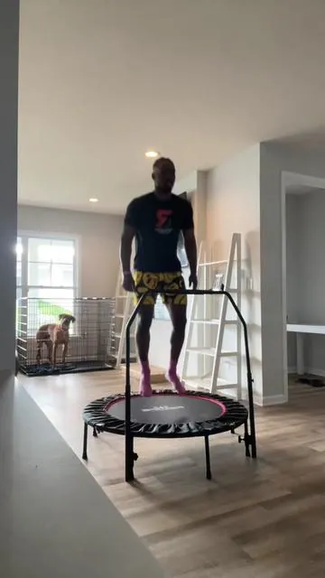 “EVERYBODY JUMP” THIS IS TOO FUN YAW 😂 #trampoline #minitrampoline #relife #fitness #jumparound #jump #workout #gym #gymmotivation #health #wellness 