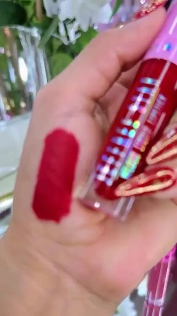 💋 Say hello to long-lasting color with our #VelourLiquidLipstick! It goes on opaque, dries completely matte, and stays on for hours! 💄🌟⁠ ⁠ Shades:⁠ Heart Rate⁠ Sugar Spice⁠ Christmas Cookie⁠ Rose Matter⁠ 🎥 @Dilcci Cosmetic’s  #jeffreestarcosmetics #jeffreestar #liquidlipsticks #lipsticks #jeffreelipsticks