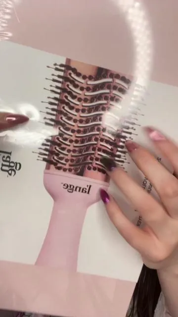 Es de @langehair y el link esta aqui arribita de mi nombre 💗✨