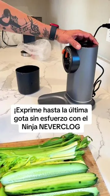 ¿Cansado de exprimidores que se tapan? Prueba el Ninja NEVERCLOG y exprime cada gota sin esfuerzo. Fácil de ensamblar, fácil de limpiar. ¡Aprovecha ahora y disfruta de jugos frescos en casa! El Ninja NEVERCLOG Cold Press Juicer está diseñado para exprimir cada gota de tus frutas y verduras favoritas sin obstrucciones. Su tecnología innovadora evita los atascos, asegurando un flujo constante de jugo fresco. Además, su fácil ensamblaje y limpieza lo convierten en el aliado perfecto para un estilo de vida saludable. Ideal para quienes valoran la eficiencia y la calidad en su cocina.  #NinjaJuicer #PrensadoEnFrío #VidaSaludable #JuiceLovers #ExprimidorNinja