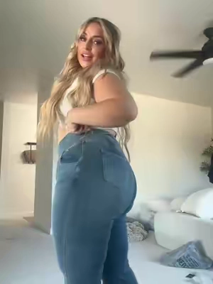 Ok im on the jegging trend now 😂😂 I swore i wouldnt wear them in high school yet here I am adult years and YES PLEASE GIVE THEM TO ME RACHEL 😂 #tiktokmademebuyit #jeggings #plussizejeans #plussizefashion #plussizestyle #OOTD #curvyfashion #curvyfit #curvybodies #fyp  #halara #halarajeans #dealsforyoudays #8Dfit #8Dfithalarajeans #halaraflexdenim @Halara_official @Halara Glam 