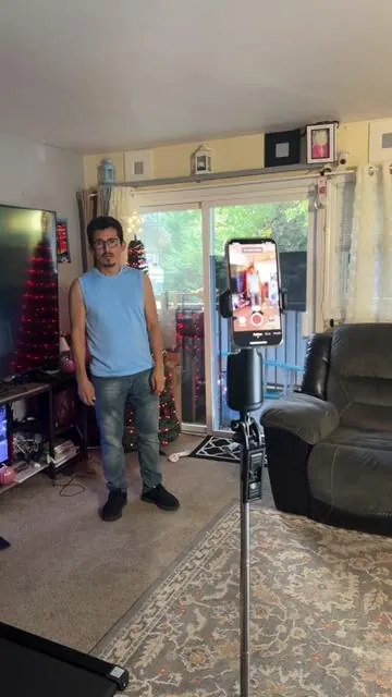 Soporte para teléfono con seguimiento facial de  360°. ##mobilphone##tripod##tripodwithlight##phoneholder