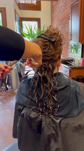 This thing makes setting your curls a breeze. #wavyhairtips #curlyhairroutine #curlyhelp #ohiohairsalon #naturalcurls #curlspecialist 