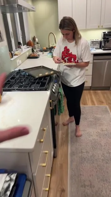 Get ride of the old crappy pans you store under your oven….these are a STEEL…get it? Because…their made of steel…#kitchen #cooking #kitchenhacks #baking 