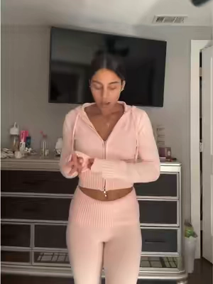 @Edikted wearing an xs !! 