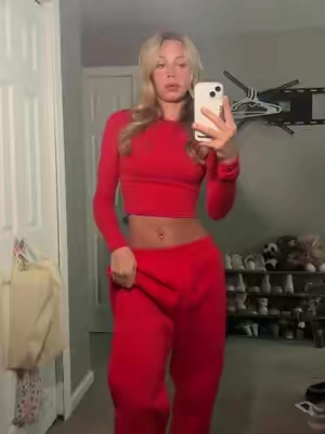 okay but why does this outfit look so freaking adorable🥰❤️  #redset #comfyclothes #sweatset #christmastiktok #holiday #holidayvibes #christmasgiftideas #longsleeve 