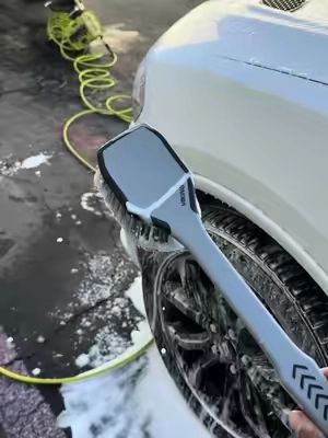 Long handle Tire and Fendor Brush! #mobiledetailing #carwashing #carwash #detailing 