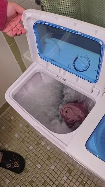 Salir a lavar en invierno es lo peor cuando no tienes lavadora en casa, esta mini lavadora es ideal porque no necesita conección especial, solo un toma corrientes normal y listo. no deja la ropa seca totalmente pero toca tener donde tenderla  #laundry #laundryhack #minilaundry #tiktokshopblackfriday #TikTokShopCyberMonday #tiktokshopholidayhaul #TTSLevelUp 