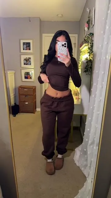 These sweatpants are my new fav and the color is EVERYTHING🤎🤎 #ootd #outfit #comfrt #sweatpants #brown #style #inspo #comfy #uggs #fall #cozy 