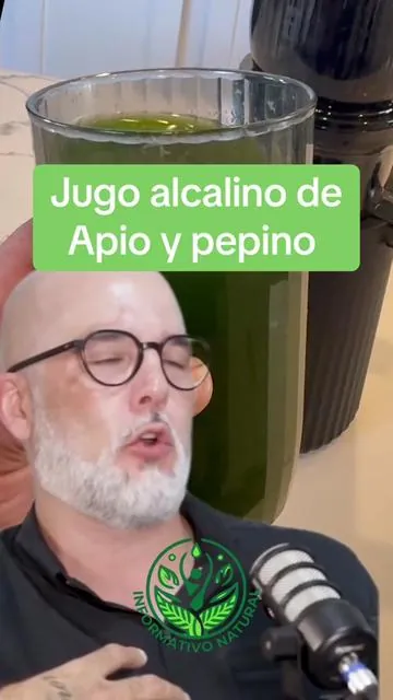 ¿Sabías que el jugo de apio y pepino juntos son una bomba alcalina para tu cuerpo? Este jugo no solo hidrata, también equilibra tu pH y mejora tu salud desde adentro. #JugosSaludables #VidaAlcalina #NutriciónConsciente