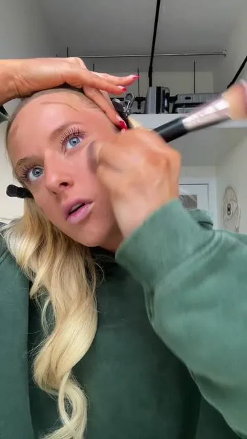 im so obsessed #makeup #bronzer #bronzerstick #makeup #viralvideo #creamybronzer 