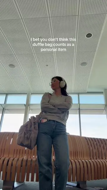 Budget airlines hate to see me coming ✈️ @BAGSMART  #dufflebag #personalitem #personalitembag #frontierairlines #spiritairlines #budgetairlinehacks #travelbag #frontierairlinesbag #creatorsearchinsights  #tiktokshopholidayhaul 