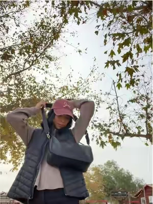 I love how it’s structured and you can actually sit it down. I’m just obsessed with it. #everydaybag #purse #crossbodybag #crossbodypurse #shoulderbag #mompurse #veganfashion @HKCLUF US 