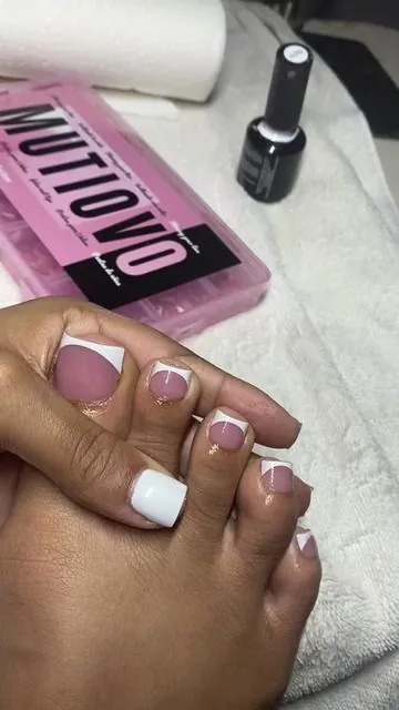 gir- super cuteee , im a nail tech & these are so convenient 😂 #fyp #indiamarie #toepressons #newnails #frenchtiptoenails 