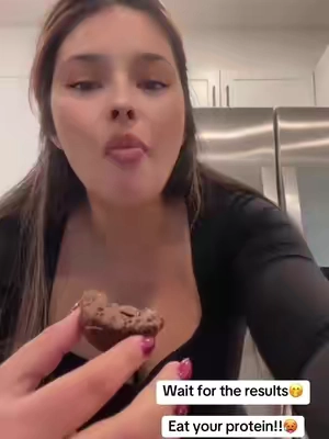 The chocolate fudge is my favorite one 😍#protein #proteinmuffins #primebites 