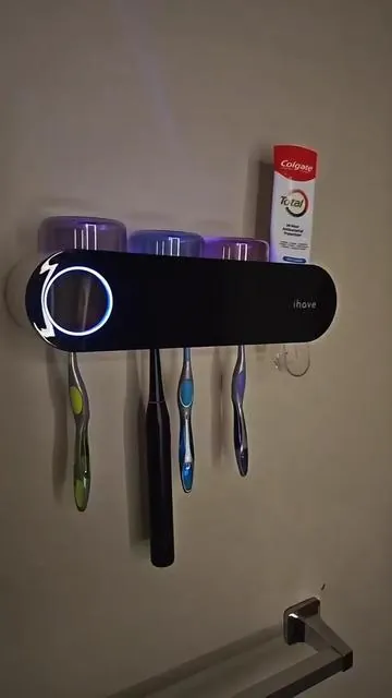 Almacena tus cepillos en este portacepillos para que se desinfectante automáticamente #toothbrushholder #toothbrush #toothpastedispenser #toothpaste #cepillodedientes #bathroom #homedecor #giftideas #tiktokmademebuyit #tiktokshopping #tiktokfinds 