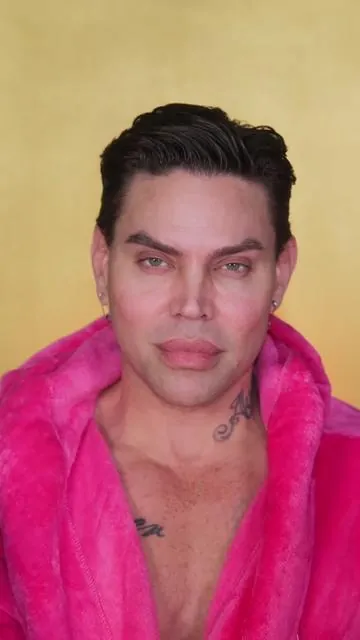 Gold Blooded meets Lollipop Killer with this #iconic look 🌟🩷👀 Who’s ready for another TikTok Live Masterclass with @callher6? 🤔⁠ ⁠ Products Used ⤵️⁠ Pink Icon Hand Mirror⁠ Magic Star™ Hydrating Moisturizer ⁠ Morning Dew Hydrating Eye Cream⁠ Gold Blooded Palette*⁠ Lollipop Killer Artistry Palette*⁠ Liquid Star Shadow 'Golden Hour'⁠ BeachProof Eyeliner ‘Gothic Beach’⁠ Magic Candy™ Color Corrector ‘Orange’ 'Diet Peach'⁠ Magic Star™ Setting Powder ⁠’Peach’ ⁠ Magic Candy™ Liquid Blush ‘Watermelon Latex’⁠ Liquid Frost™ Highlighter 'Exotic Gold'⁠ BeachProof Mascara⁠ Velour Liquid Lipstick ‘Diva Forever’ 'Iconic Behavior'⁠ The Gloss 'Crystal Kiss'⁠ ⁠ MUA @callher6⁠ Video @jacqueline.j⁠ ⁠ #jeffreestarcosmetics #jeffreestar #callher6⁠ #tiktoklive #makeupmasterclass⁠ ⁠ *certain pigments not safe for eye use⁠
