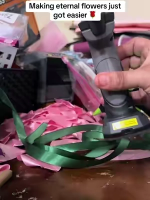 Got my son a GoGonova cordless glue gun. He gave it a 10/10. #eternalroses #eternalflowers #cordlessgluegun #gluegun #rechargeablegluegun #eternalflowerbusiness #rosaseternas 