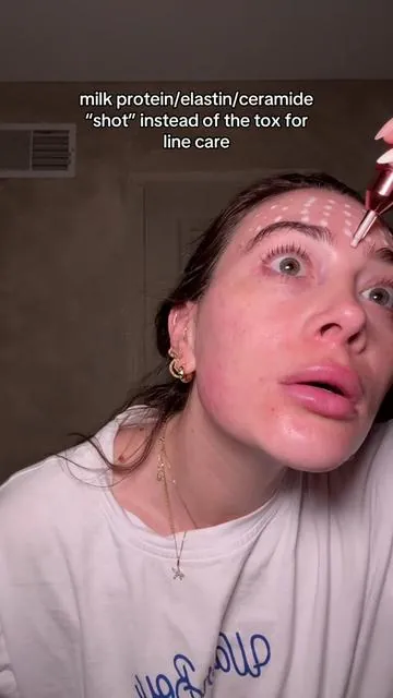 *its not going to freeze my forehead* just trying to plump and hydrate the lines since i don’t do Botox !!! I loveee how glassy this makes my skin and I love that the bottom locks so you never waste product!!! #medicube #milk #protein #elastin #niacinamide #ceramide #adenosine #glassskin #skinroutine #botoxfree #nobotox #forehead #lines 