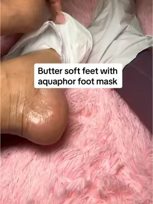 Butter soft feet with these foot mask from @AquaphorUS  #dryfeet #footmask #dryfeetmask #feet #softfeettips #dryheels #toecorns #aquaphor #aquaphorfeetmask 