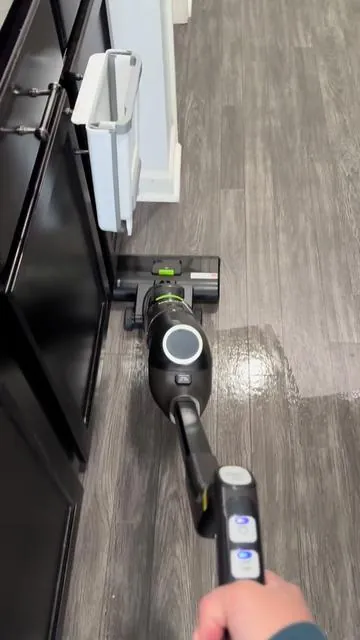 I’m over the moon over this vacuum mop! #fyp #springtok #tiktokshopspringglowup #tiktokshopcreatorpicks #vacuummop #eurekacordlessvacuum #eurekavacuummop 