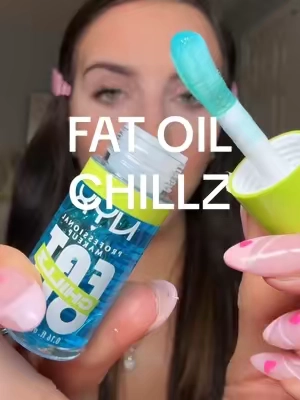 blue cooling lip oil?! 🧊 I haven’t seen anyone talk about these new Fat Oil Chillz! ❄️ cooking chilly feeling(no sting burn or plump. It’s just refreshing) ❄️ up to 12hrs hydration 🧊 this is shade “polar peppermint” If you love the og ones- I lowkey like this better! So affordable too @NYX Professional Makeup  #fatoilchillz #coolinglip #coolinglipoil #lipoil #fatoillipdrip #nyxcosmeticspartner #nyxcosmetics #nyxcosmeticslipoil #fatoilnyx #nyxfatoil #affordablelipoil #bluelipgloss #ttsbeautybesties #tiktokshopspringglowup #tiktokshopnewarrivals #tiktokshopcreatorpicks 