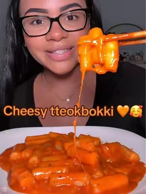 Cheesy tteokbokki!! So yummy!!🙏💕 a 10/10!!  #tteokbokki #ricecakes #tiktokmademebuyit #tiktokshop #fyp #viralvideo 