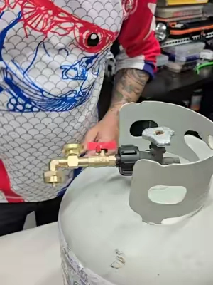 Válvula para rellenar botellas de gas propano ##gaspropano #propano #botella #gas #rellenar #valvula #tanque #herramientas #util 