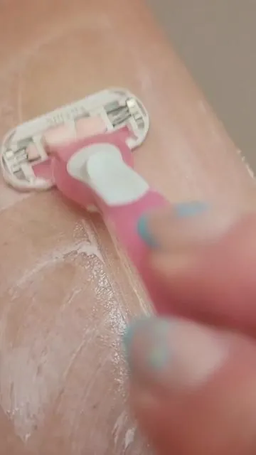 Utilizo el Truly Soft Serve Shave Butter y luego me aplico el Unicorn Fruit Body Butter #truly #trulybeauty #bodybutter #bodyoil #cremas #skin #piel #pielbonita #tiktokshop #cuidadodelapiel #belleza #beauty #beautyhacks 