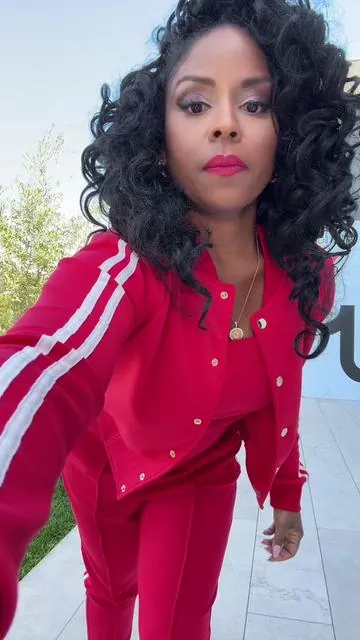 I am obsessed with this little set. It’s so sporty and bold. I’m linking it below. @ChicMe_US #chicme #athleisureset #tracksuit #varsityjacket 