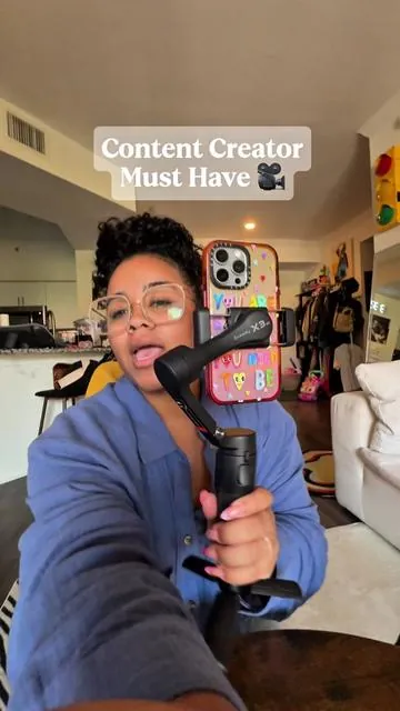 This one is for everyone who was asking about if it extends and also the AI tracking on the back camera! The gestures are truly a game changer. All the different versions of this gimbal are linked in my showcase! Let me know any questions you have in the comments! 💌 #AE #Contentcreation #hohem #gimbal #phonegimbal #contenttools 