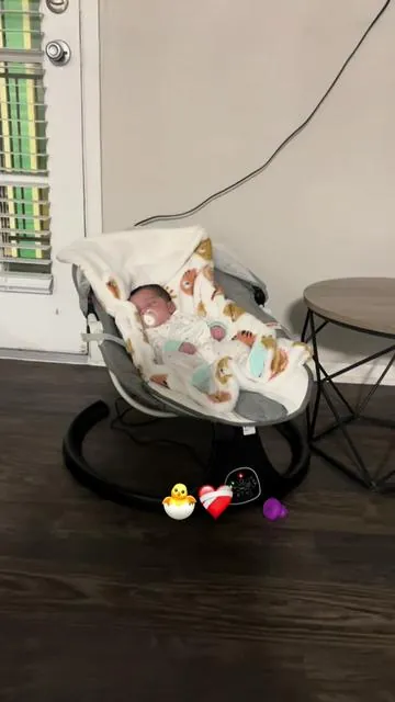 Para todas las mamis les recomiendo esta Mesedora ,gracias a eso puedo hacer las cosas de la casa y atender a mi otra bebé porque el se queda muy a gusto ahí ,ya q antes no quería quedarse en ningún lado #teamabril🤰🏽🍼👣 #mibby #maternidad #fyp #mamadeunprincipe #bebeboy💙 #postpartum 