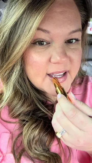 My go-to lippie! 💕💄 #creatorsearchinsights #makeup #laurageller #lippie #lipstick #makeuptutorial #lipsticks #lauragellerbeauty #lipbalm #mua #everydaymakeup 
