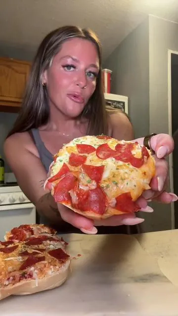 Pizza bagels for dinner! #caloriedeficit #caloriedeficitmeals #pizza #highprotein #recipe #easyrecipe #recipesoftiktok #quickrecipes #airfryer #airfryerrecipes #highproteinrecipes #recipeideas 