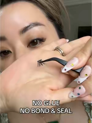 No more messing with lash glue! It’s time to switch to self adhesive lashes! #lashtutorial #selfadhesivelashes #lashtok #lashclusters #diylashes #cofier #lashextensions 