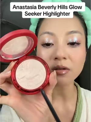 Can't stop talking about this highlighter ✨ @Anastasia Beverly Hills #glowseekerhighlighter #abhhighlighter #TikTokShopCreatorPicks #TikTokShopMemorialDay #TikTokShopSummerTurnUp 