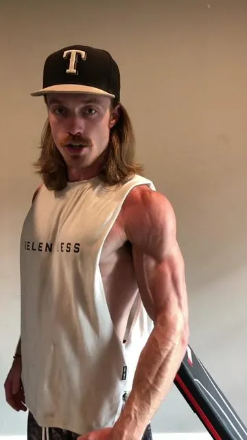 At home shoulder burnout workout💪 #shoulderworkout #homeworkout #gym 
