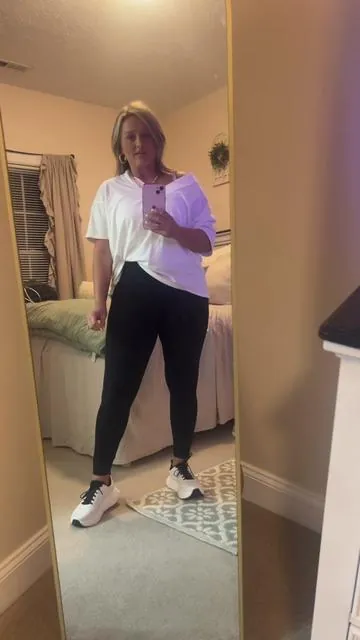 If you struggle with a momma belly from c sections these Halara leggings are perfect to suck that belly in… I love these and can’t say enough good things about them 😍😍 @Halara 