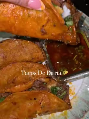 Esto te ahorra mucho tiempo y sabe realmente igual , súper ricas que quedaron las quesabirrias 😋🌮#birria #birriatacos #quesabirria #tiktokshop #birriabombs #comidamexicana 
