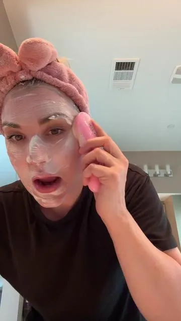 Medicube foaming cleanser is my favorite #medicube #medicubetiktokshop #tiktokshopcreatorpicks #facewash #poreminimizer #skincare #skincareroutine #sensitiveskincare #koreanskincare 