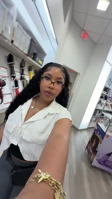 Come to work with me #musthaves #blackgirl #ultabeauty #ulta #ultaemployee  #cometoworkwithme  #creatorsearchinsights 