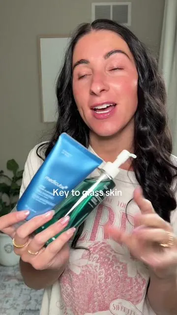 Double cleansing is the KEY 🔑  @medicube global  #medicube #medicubepartner #medicubedoublecleansingduo #koreanskincare #glassskin #deepcleaning #porecleanse #blackheadcleanser #acneskincare #doublecleansing #skincareroutine #tiktokshopcreatorpicks #spotlightfinds 