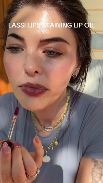 STOP THIS IS GORGEOUS @Kulfi Beauty #kulfi #kulfibeauty #kulfipartner #staininglipoil #lipoil #lipstain #lips #lipgloss #viralbeauty #viralbeautyproducts #beauty #tiktokshopfinds #ttsbeautybesties #tiktokshopmakeup #tiktokshopcreatorpicks #tiktokmademebuyit 