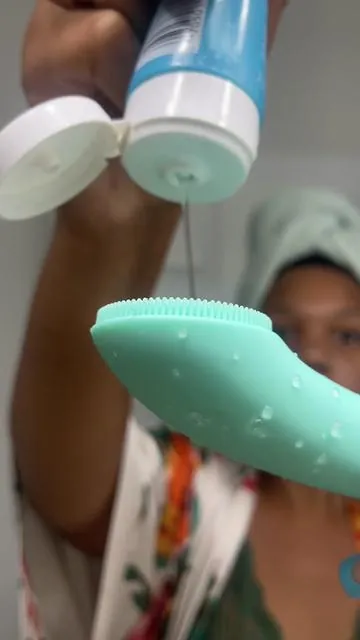 The heated vibration brush! This felt SO GOOD and had my skin feeling so clean honey 🙌 #selfcaretips #selfcarefinds ##skincareroutine #facebrush #athomefacial 