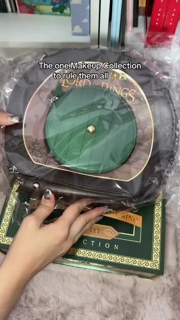 I bought the Glamlite x Lord of the Rings PR box and it’s everything I hoped for 🌿✨ They nailed the Middle-earth theme, from the packaging to the pigments. Frodo and The Fellowship are my fave shades so far. The highlight? Iconic. And the lip kits are surprisingly wearable. The lip mask lives in my bag now… and yes, I am using the bag as a purse 🫶 @Glamlite  #lotrmakeup #glamlitexlotr #lotr  #makeupunboxing #viralmakeup 